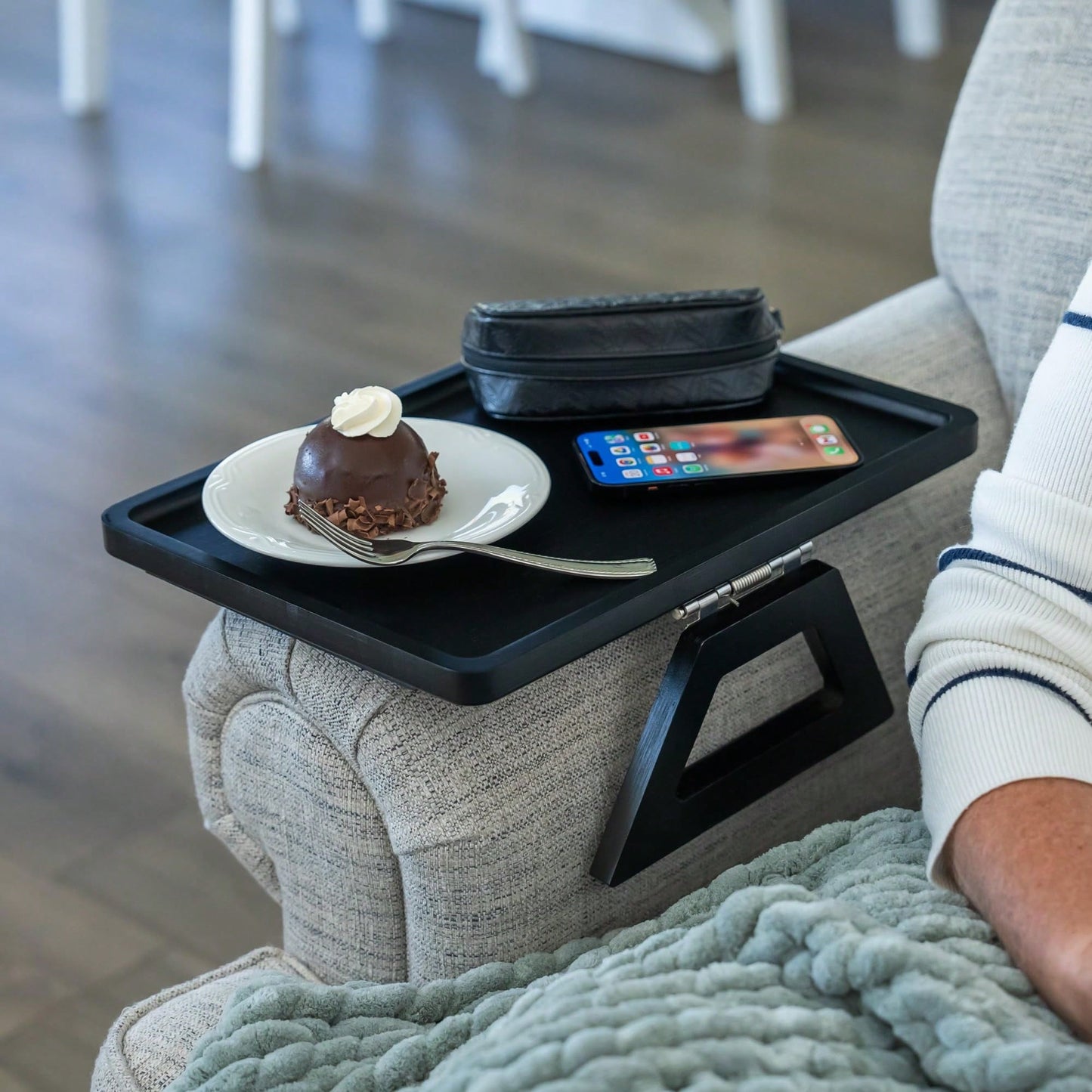 Couch Arm Table,Sofa Arm Clip Table,Bamboo Trayble Couch Arm Table, Clip On Tray Sofa Table For Couches. Sofa Arm Tray, Armchair Table For TV Dinners, Remotes, Drinks And Snacks, Brown